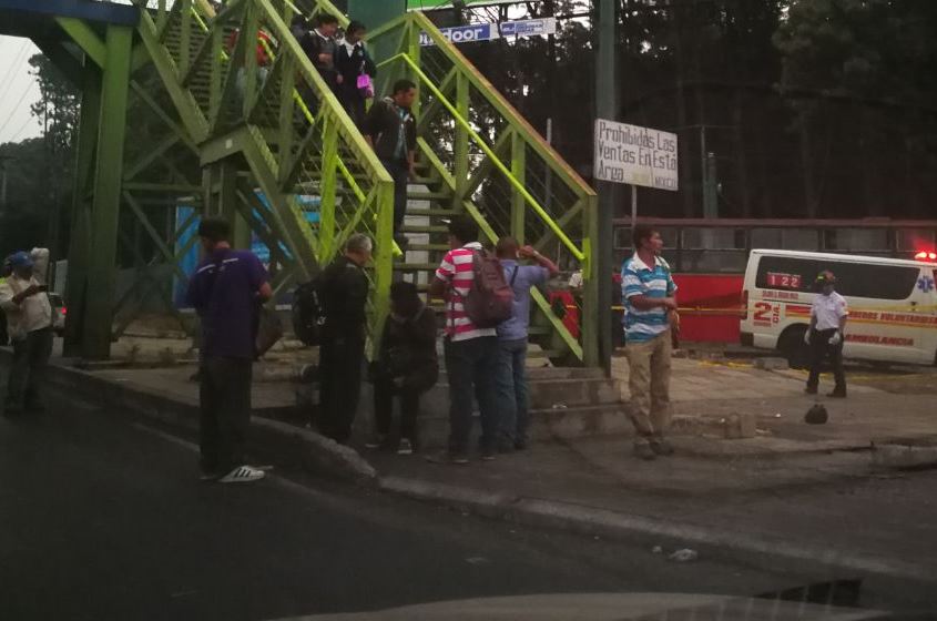 Lugar donde fue asesinado Caín David López Agustín en la Calzada Roosevelt. (Foto Prensa Libre: César Pérez).