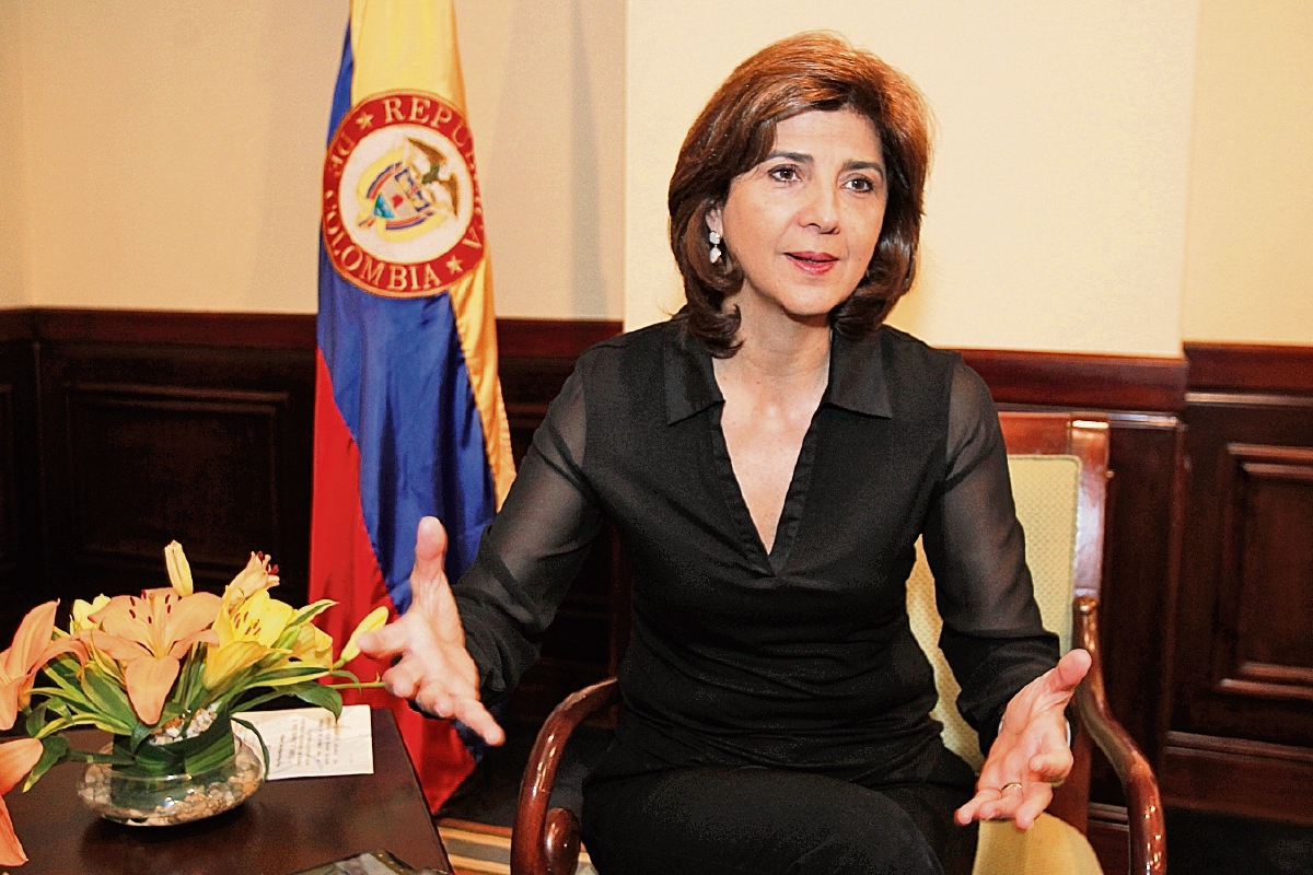 La canciller de Colombia, María Ángela Holguín, acompaña la delegación del presidente Juan Manuel Santos, y se reunirá con varios sectores políticos y económicos.
