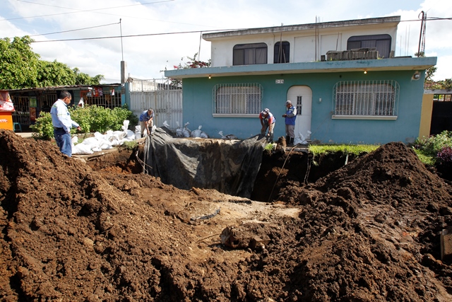 La 3a. calle de la colonia Ulises Rojas se hundió, debido a que el sistema de drenajes colapsó. (Foto Prensa Libre: Paulo Raquec)