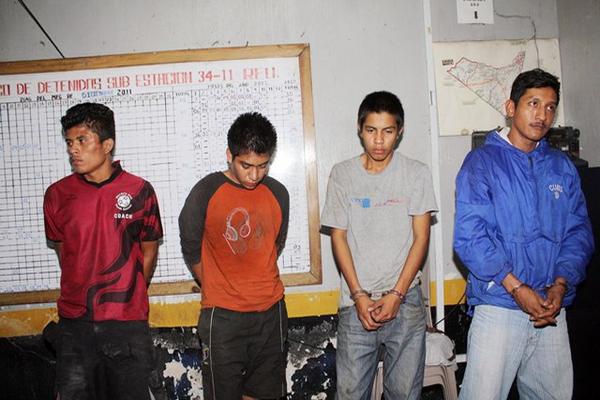 Los cuatro hombres sindicados de pertenecer a una banda de robamotos en Retalhuleu. (Foto Prensa Libre: Rolando Miranda)<br _mce_bogus="1"/>