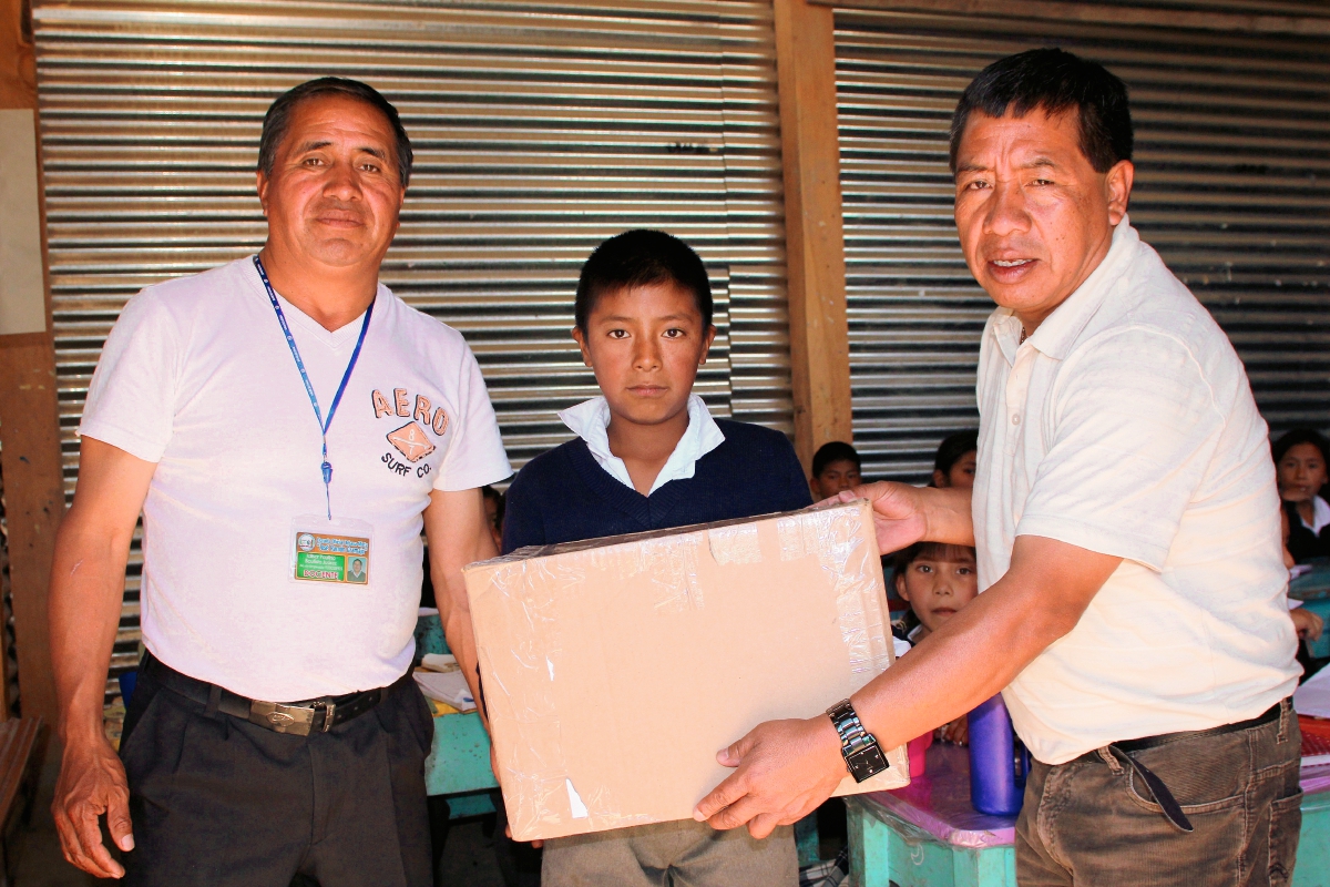 Jorgito, el  niño trabajador de San Pedro Sacatepéquez, San Marcos, recibe una caja con zapatos enviados por la lectora de Prensa Libre Andrea Guzmán. (Foto Prensa Libre: Aroldo Marroquín)