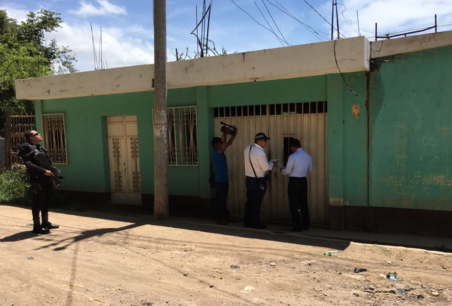 Trabajadores de Energuate llegaron custodiados por agentes de la PNC a la vivienda de concejal de Jutiapa, para efectuar una supervisión. (Foto Prensa Libre: Hugo Oliva)