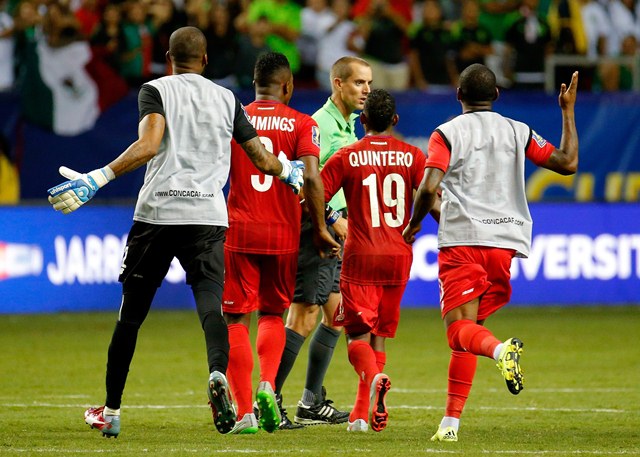 Los jugadores panameños se mostraron unidos a pesar de la tristeza. (Foto Prensa Libre: AP)