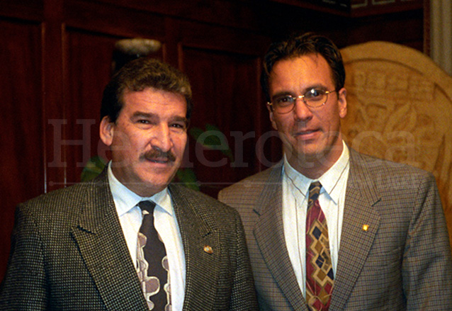 José Eduardo Zarco, hijo de Tere de Zarco, derecha, junto al extinto presidente Ramiro de León, en 1994. (Foto: Hemeroteca