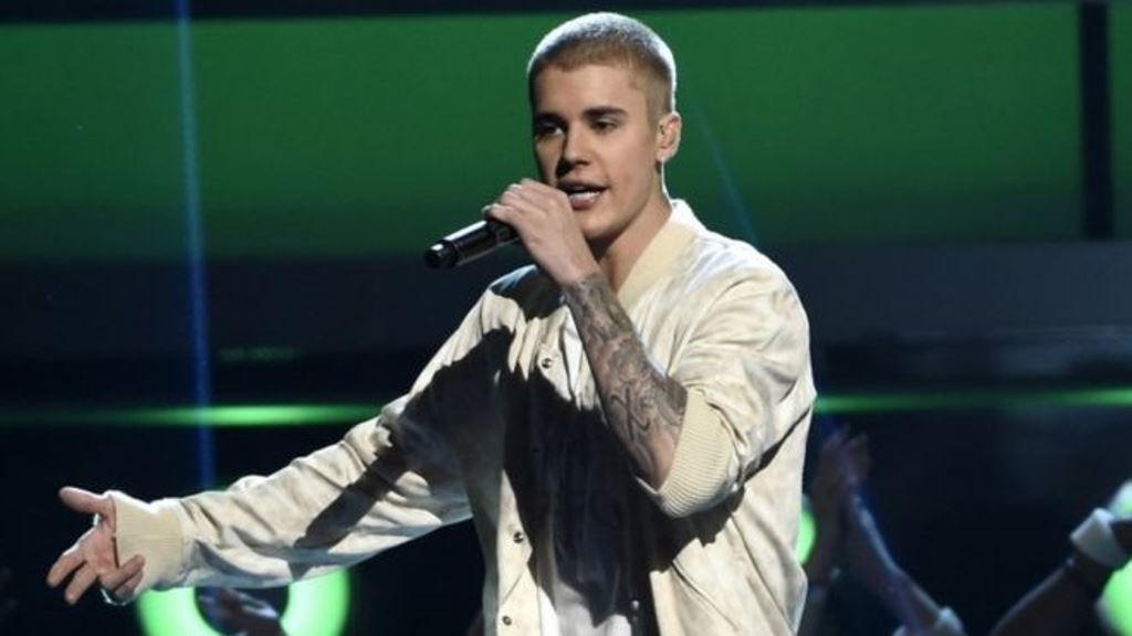 Justin Bieber en concierto. El popular cantante canadiense tiene millones de seguidores. (AP)