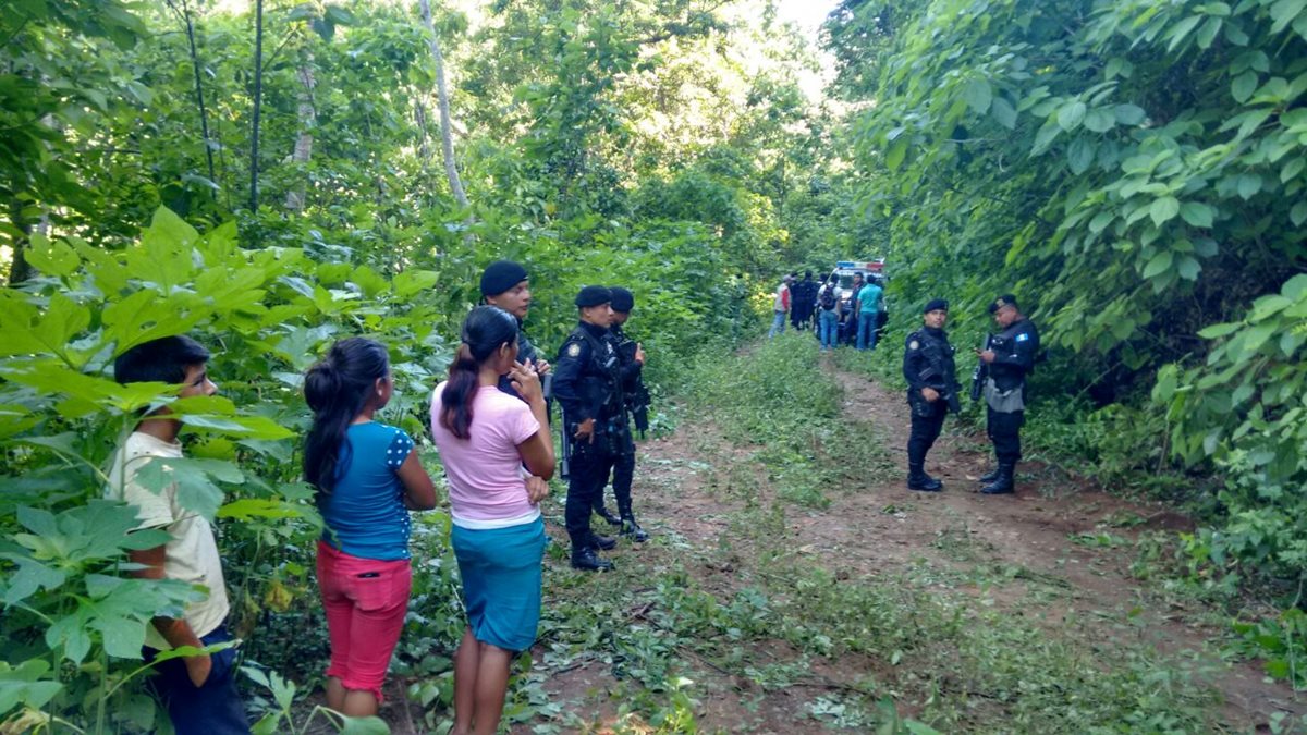 Agentes policiales resguardan el área donde se registró un enfrentamiento entre autoridades y presuntos delincuentes. (Foto Prensa Libre: Oswaldo Cardona)