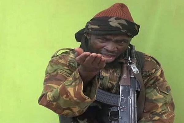 Imagen tomada de un video de Boko Haram en que habla quien dice ser  Abubakar Shekau, líder del grupo armado islamista?. (Foto Prensa Libre:  AFP).