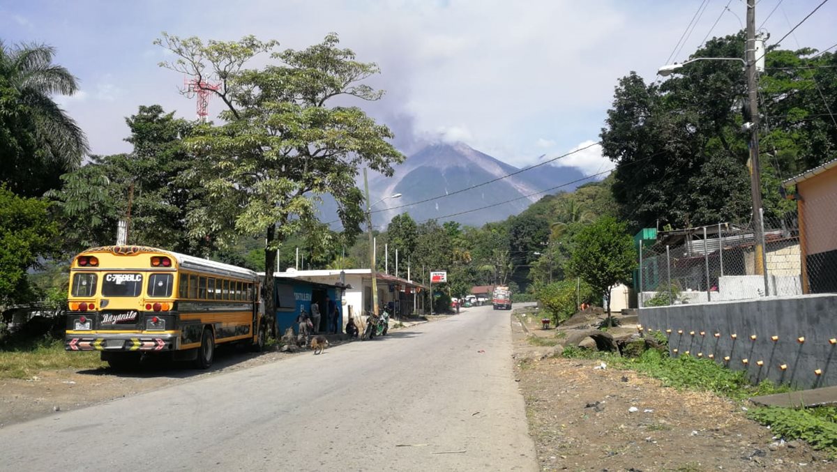 El volcán de Fuego hizo erupción durante más de 10 horas de forma lenta y gradual, según el informe de las autoridades. (Foto Prensa Libre: Erick Ávila)
