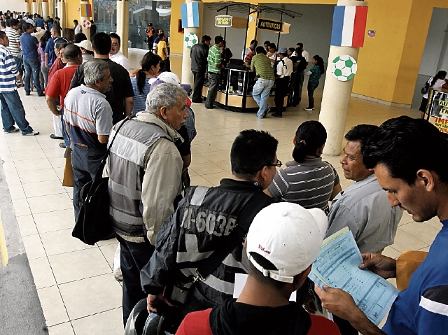 La SAT aplicará una exoneración fiscal con el objetivo de recuperar ingresos que adeudan contribuyentes.(Foto Prensa Libre: ESBIN GARCIA)