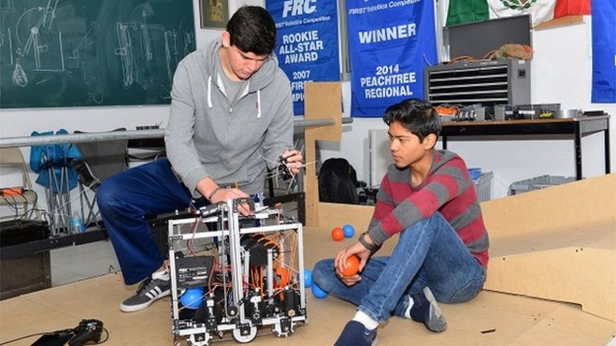 Integrantes del equipo mexicano con su robot. NESTOR HERRERA