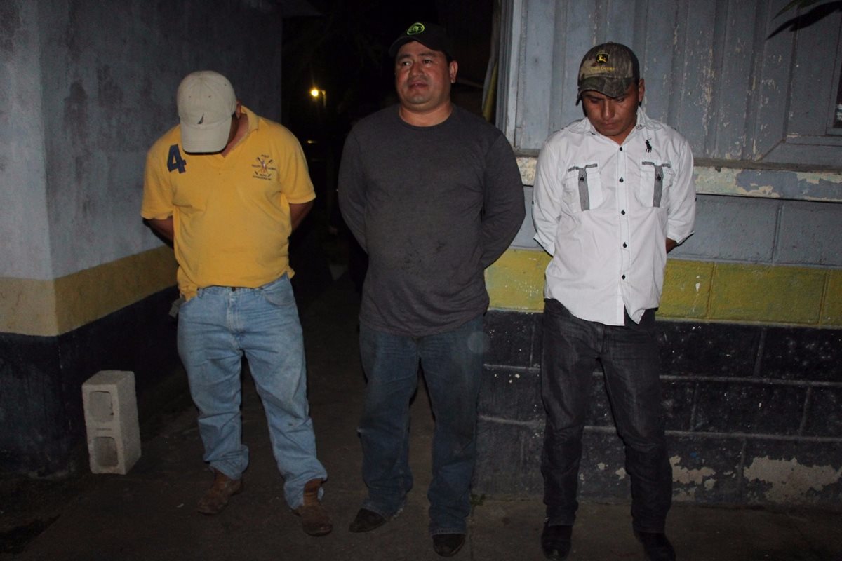 Los tres presuntos delincuentes capturados. (Foto Prensa Libre: Walfredo Obando).
