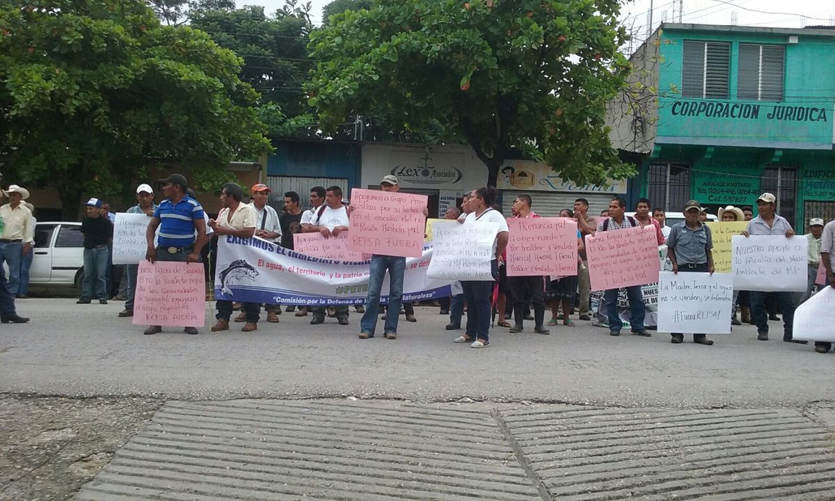 Pobladores de San Benito exigen cierre de la empresa Repsa y que investiguen caso de contaminación del río La Pasión, en Petén. (Foto Prensa Libre: Rigoberto Escobar)