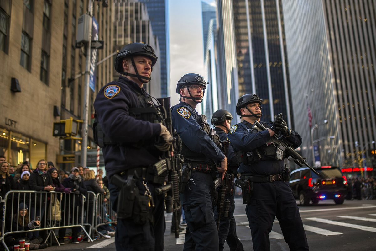 Agentes de la Policía de EE. UU. vigilan las actividades públicas por el Día de Acción de Gracias. (Foto Prensa Libre: AP).