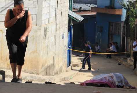 Vecinos observan  el lugar del ataque.