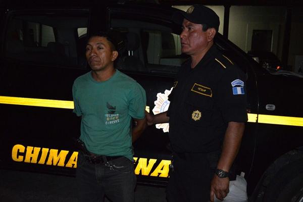 Santiago Pu Osorio, quien fue capturado por portación ilegal de arma, permanece en la Comisaría 73, en Chimaltenango. (Foto Prensa Libre: José Rosales)