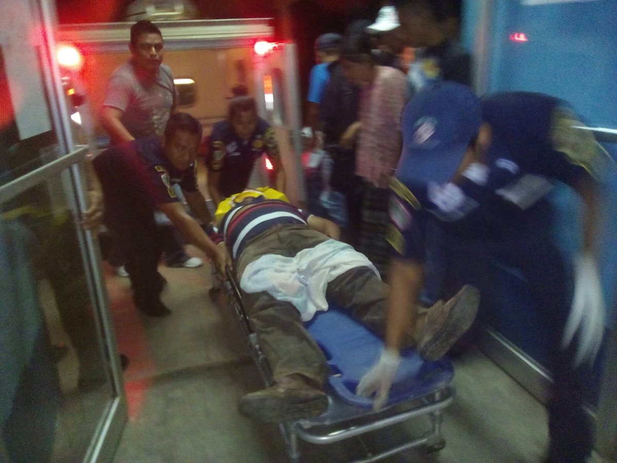 Socorristas trasladan a Eduardo Rax, quien fue arrollado en Sayaxché, Petén. (Foto Prensa Libre: Rigoberto Escobar)
