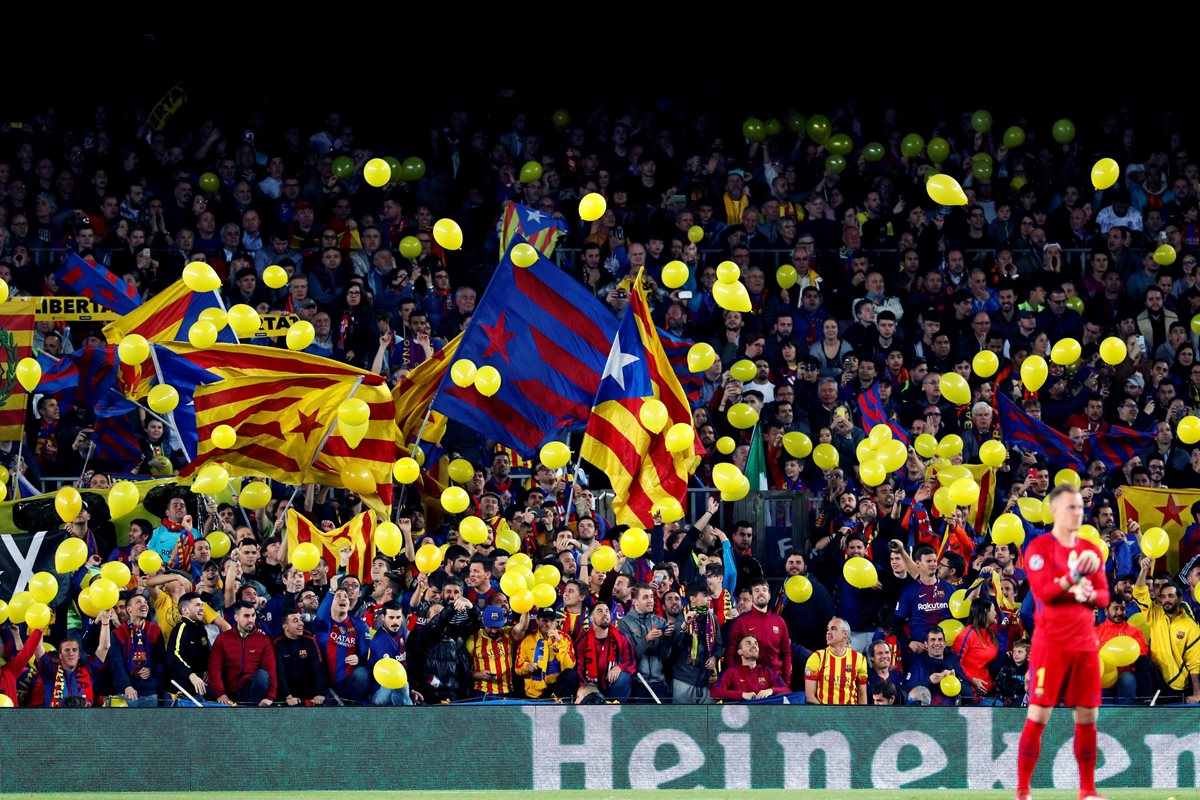 La Uefa investigará los globos que los aficionados del Barcelona usaron durante el partido frente a la Roma. (Foto Prensa Libre: AFP)