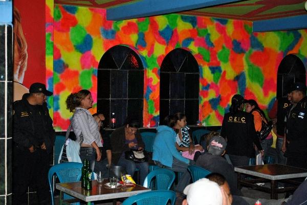 La Policia realizó operativo en Bar Karolina, ubicado en zona 5 del Quiché.  (Foto Prensa Libre: Óscar Figueroa)<br _mce_bogus="1"/>