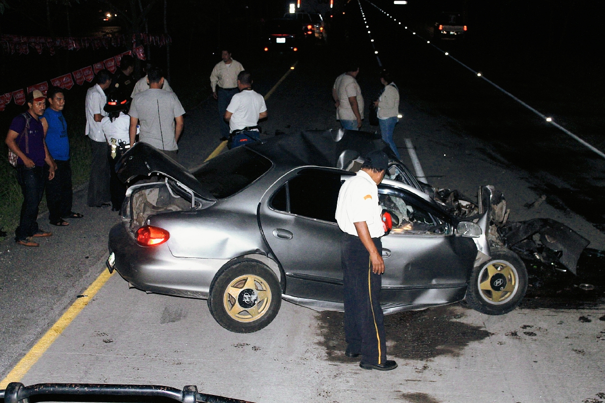 El auto donde viajaba Samuel Israel Ic García quedó destruido debido al choque con un tráiler. (Foto Prensa Libre: Carlos Paredes)