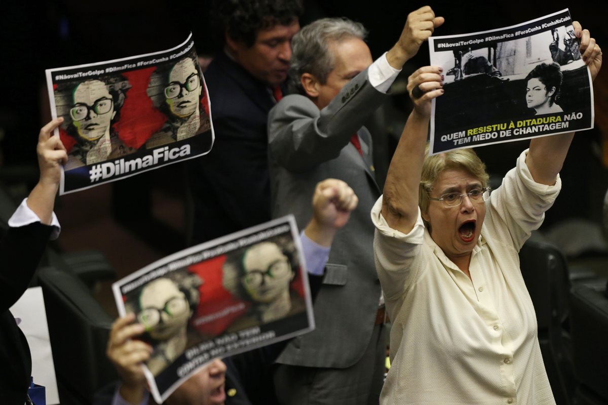 Legisladores de oposición festejan los resultados. (Foto Prensa Libre: AP).