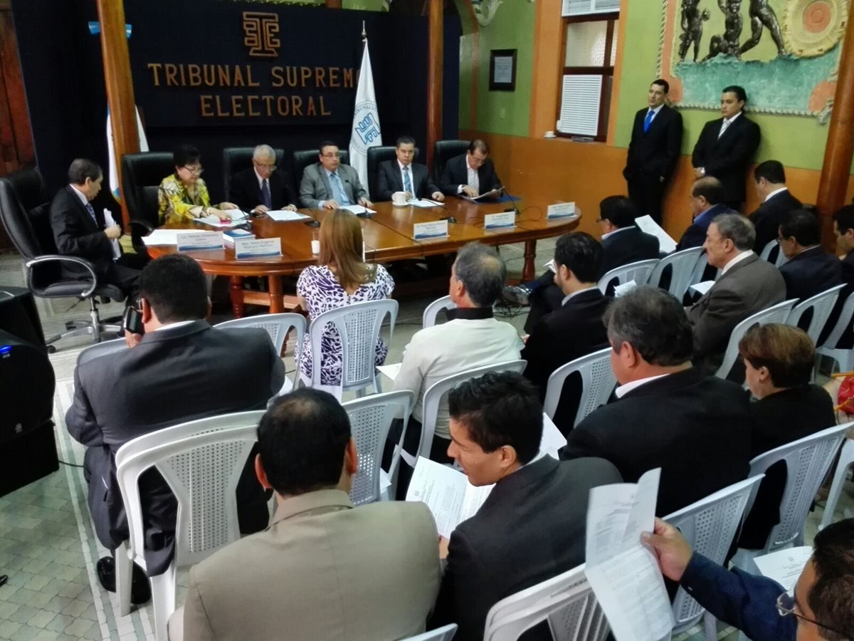 Fiscales de partidos políticos y magistrados del TSE reunidos. (Foto Prensa Libre: Edwin Bercián)