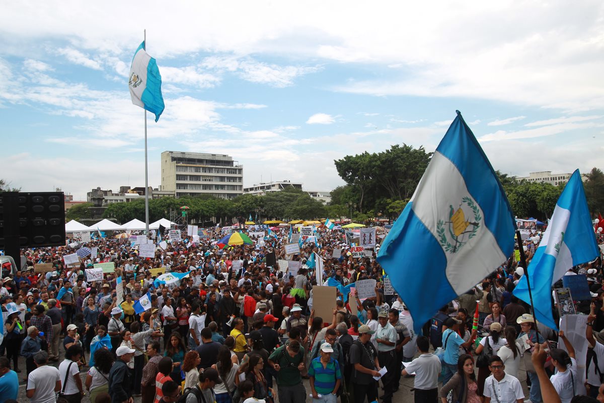 Las guatemaltecos se reunían en la Plaza de la Constitución para manifestar contra la corrupción. (Foto Prensa Libre: Hemeroteca PL)
