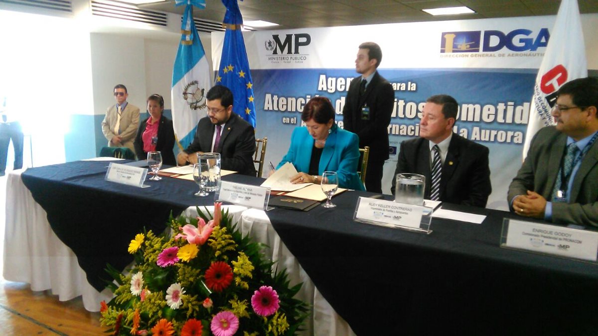 El MP y Aeronáutica firmanron un convenio de coperación. (Foto Prensa Libre: Carlos Álvarez)