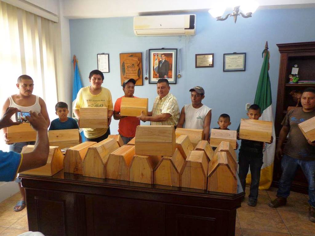 Las cajas de lustre fueron entregadas por el alcalde a jóvenes del mercado de San Luis, Petén. (Foto Prensa Libre: Facebook)