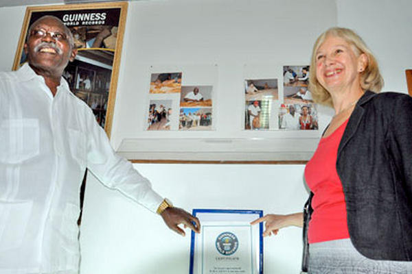 Dianna Melrose, embajadora británica en La Habana, entrega certificado del Récord Guinness a José Castelar Cairo. (Foto Prensa Libre: AFP)
