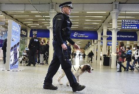 Un policía patrulla por la estación de tren de St. Pancras en el centro de Londres (Foto Prensa Libre: EFE.)
