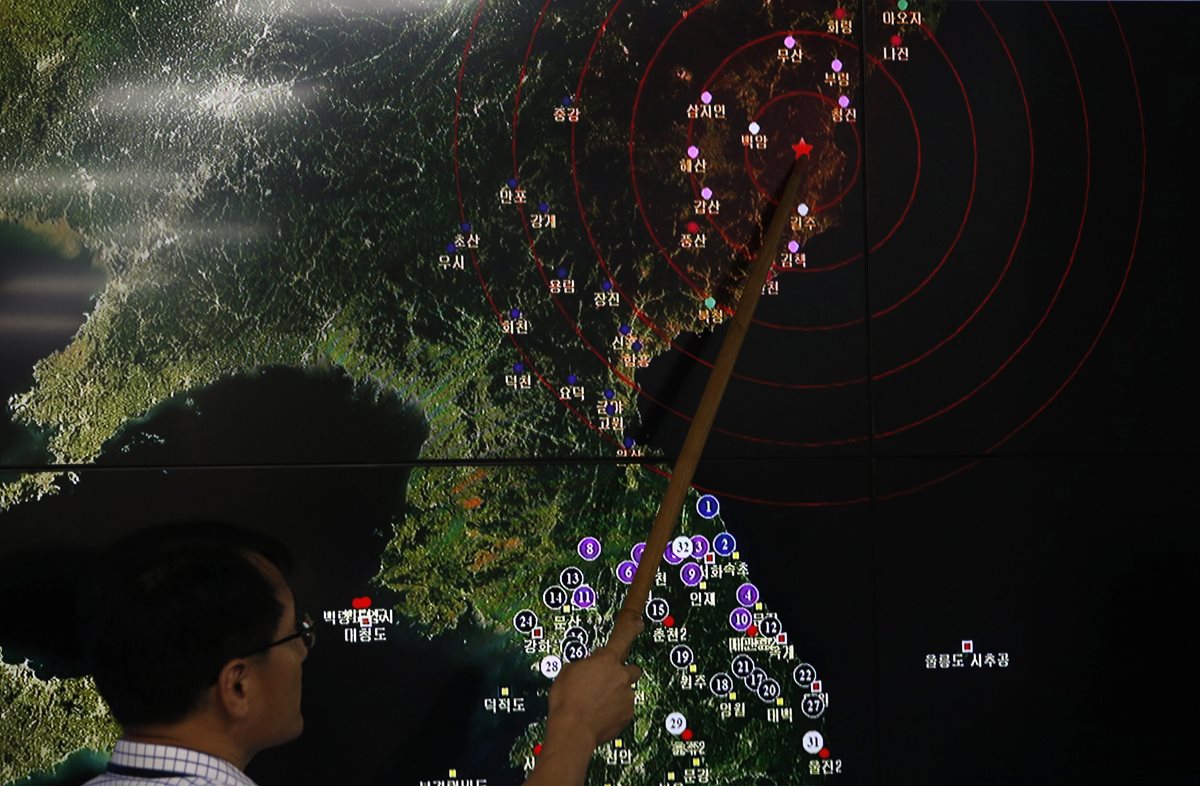 El director de la división de monitoreo de terromotos y volcanes de la Administración Meteorológica de Corea del Sur, Ryoo Yong-Gyu, muestra el movimiento sísmico de Corea del Norte en el Centro Administrativo Meterológico de Korea en Seúl (Corea del Sur). (Foto Prensa Libre: EFE)