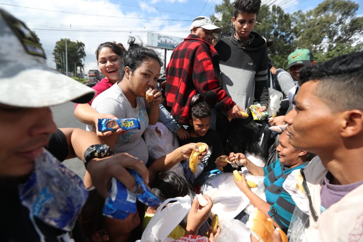 Algunos guatemaltecos salieron al paso de los migrantes hondureños para obsequiarles alimentos. (Foto Prensa Libre: Óscar Rivas)