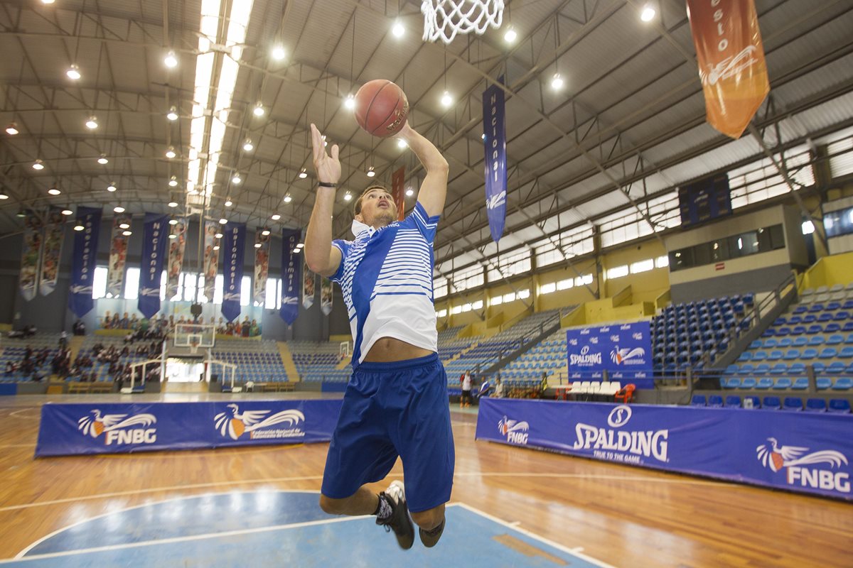 Alex Bran muestra su agilidad con la pelota y su facilidad para encestar durante la práctica matutina en el gimnasio Teodoro Palacios Flores. (Foto Prensa Libre: Norvin Mendoza)