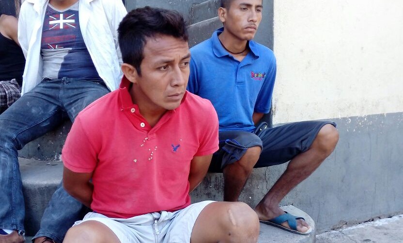 José Danilo Polanco Asencio –de rojo– es aprehendido por la PNC y trasladado a la cabecera de Jutiapa. (Foto Prensa Libre)