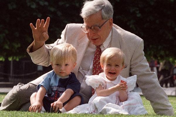 Robert Edwards, posa junto a dos de sus "bebés probetas". (Foto Prensa Libre: AP)<br _mce_bogus="1"/>