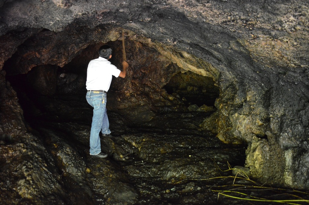 Poblador muestra la entrada de la cueva que supuestamente está encantada en El Asintal, Retalhuleu. (Foto Prensa Libre: Jorge Tizol)