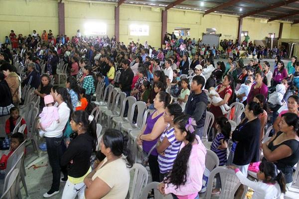 Con la presencia de los embajadores de Cuba y Costa Rica fue clausurada   la segunda fase de alfabetización en Mataquescuintla. (Foto Prensa   Libre: Hugo Oliva).