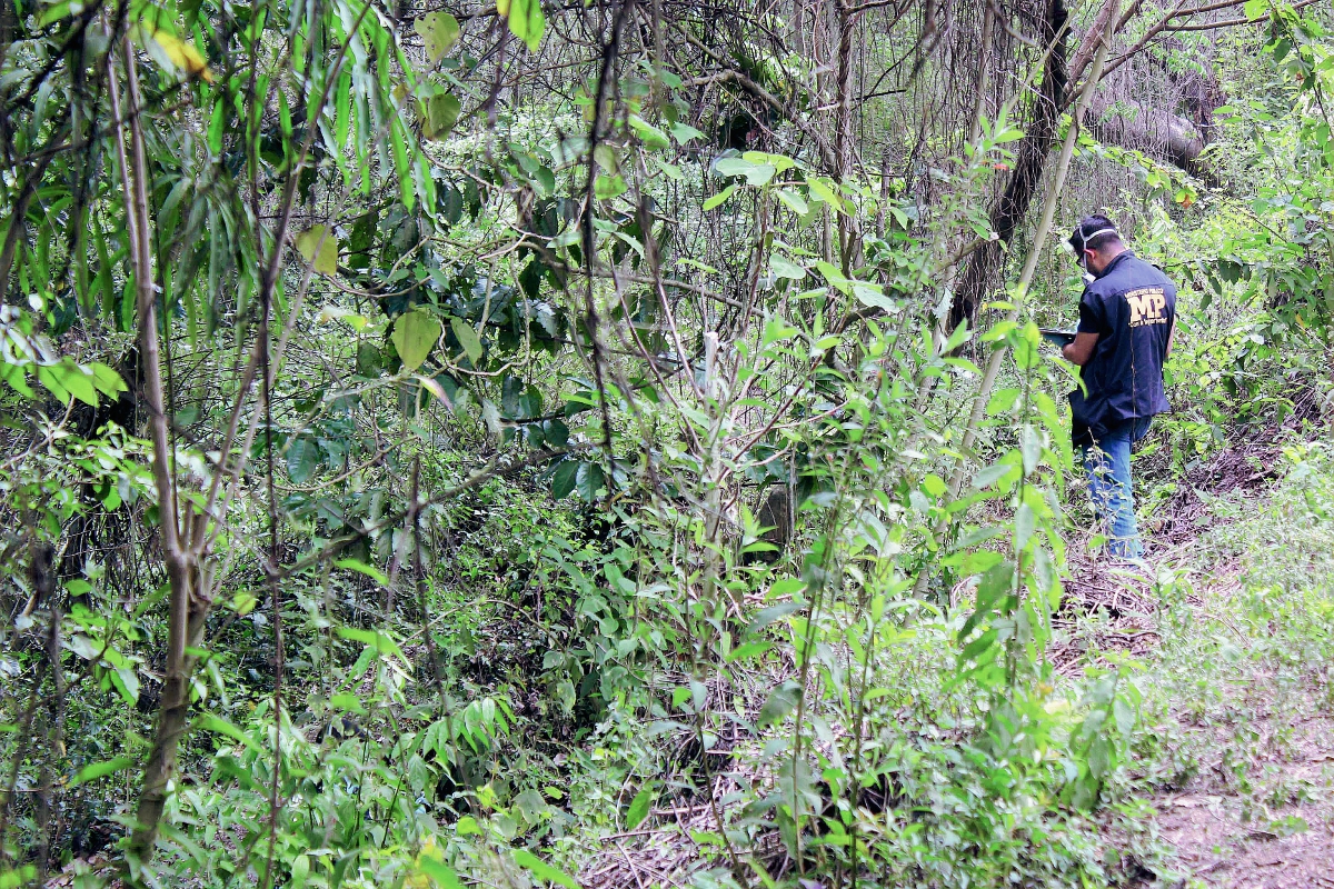 El cadáver  fue localizado en un área montañosa de la aldea San Miguel Morazán, El Tejar, Chimaltenango. (Foto Prensa Libre: José Rosales)