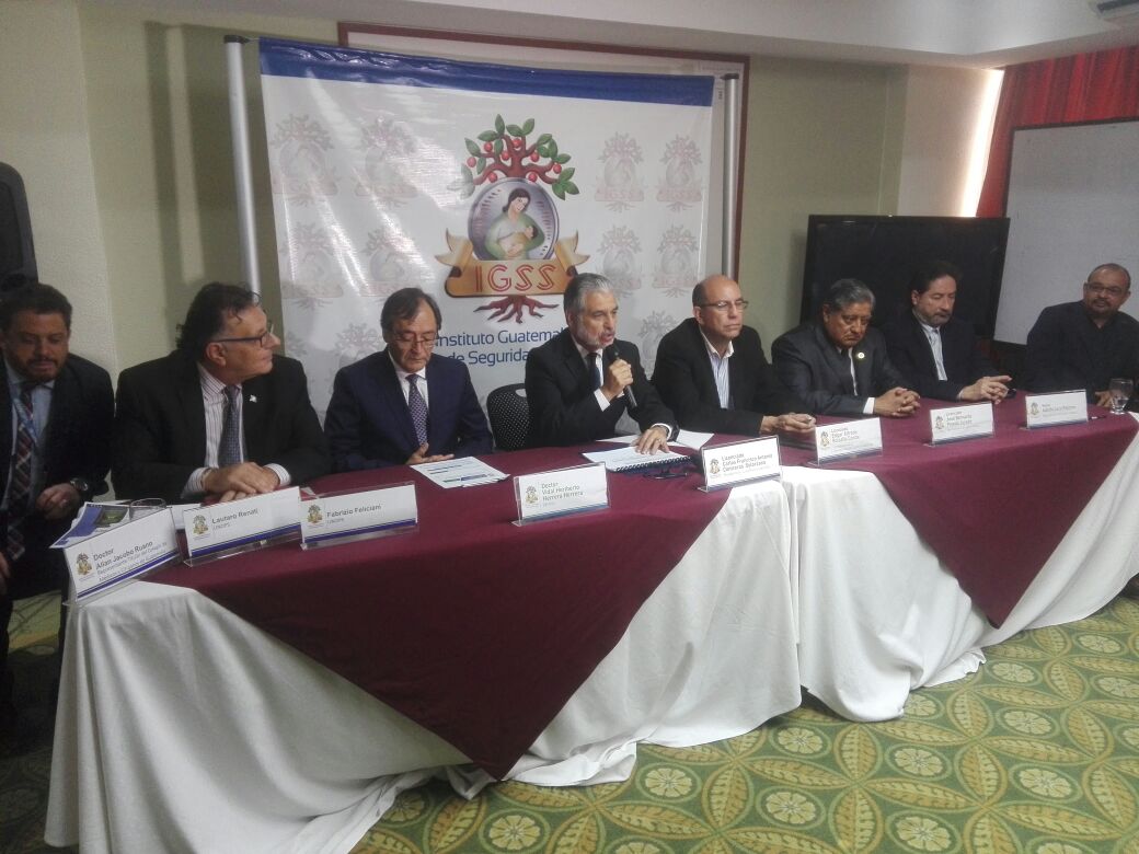 Autoridades del IGSS y de Unops en conferencia de prensa informan sobre el ahorro obtenido en la adquisición de medicamentos. (Foto Prensa Libre: Manuel Hernández)