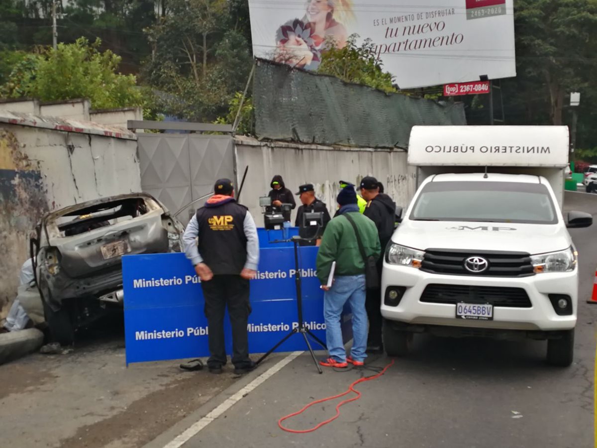 La víctima del choque en el km 12 de la ruta a El Salvador no ha sido identificada. (Foto Prensa Libre: Estuardo Paredes)