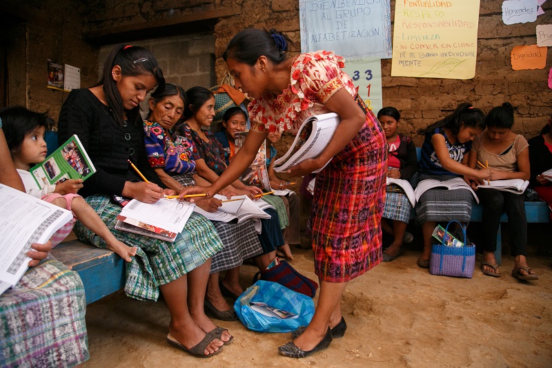 En Momostenango, Totonicapán, un grupo de mujeres aprende a leer y escribir con apoyo de la Fundación Ramiro Castillo Love. (Foto Prensa Libre: Cortesía)