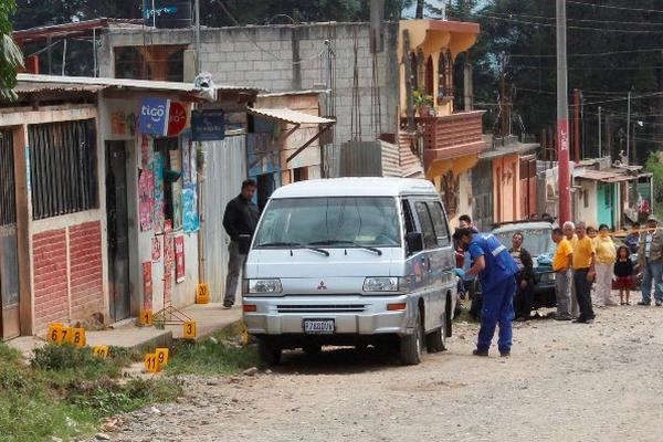 Las autoridades investigan el ataque contra un grupo de religiosos en Chimaltenango. (Foto Prensa Libre: Víctor Chamalé).