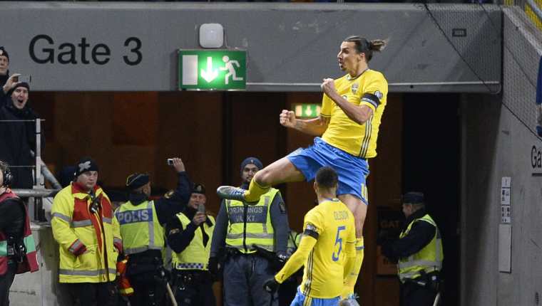 Zlatan Ibrahimovic festeja luego de anotar desde los once metros el gol que le dio el triunfo a Suecia. (Foto Prensa Libre: AFP)