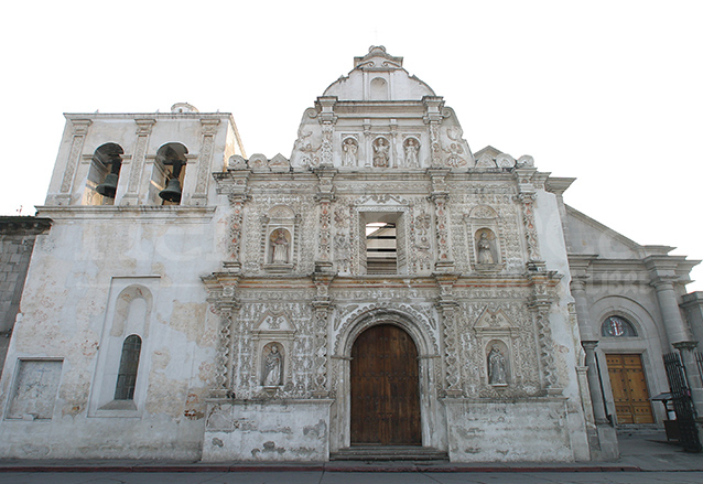 La antigua fachada barroca de la Catedral del Espíritu Santo, principal templo de Quetzaltenango. (Foto: Hemeroteca PL)