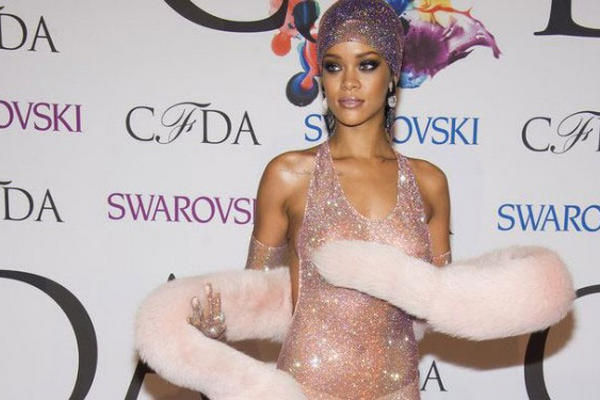Rihanna con su vestido rosado que complementa con estola. (Foto Prensa Libre: AP)