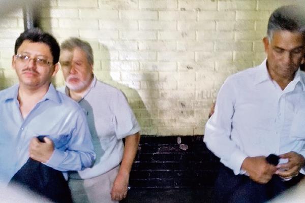 Omar Franco -izquierda- y Carlos Muñoz, en la carceleta de la Torre de Tribunales el día de su captura el pasado 16 de abril. (Foto Prensa Libre: Hemeroteca PL)