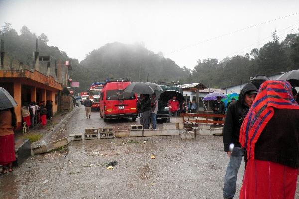 Pobladores de la aldea Pulay, Nebaj, bloquean el paso en  ruta hacia Chajul y Cotzal, en protesta por entrega de alimentos.