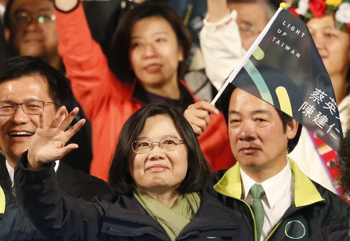 La opositora Tsai Ing-wen celebra emocionada su victoria. (Foto Prensa Libre: AP)