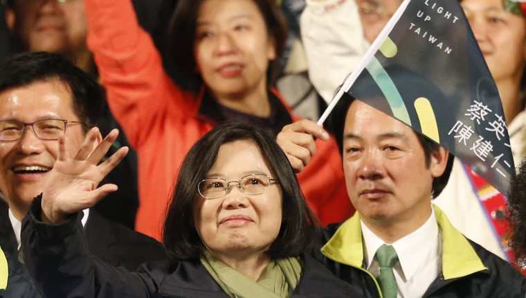 La opositora Tsai Ing-wen celebra emocionada su victoria. (Foto Prensa Libre: AP)