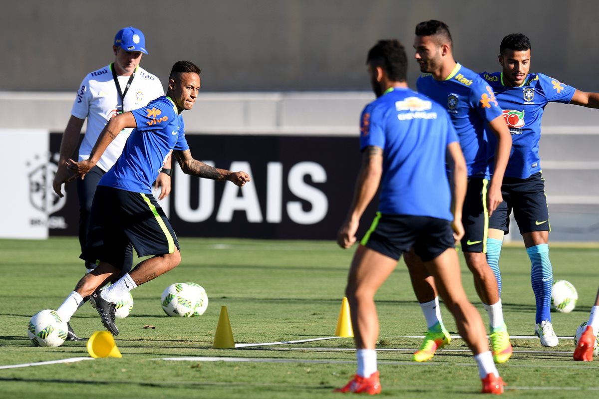Neymar se prepara con el resto de sus compañeros de selección previo al inicio de los juegos. (Foto Prensa Libre: AFP)